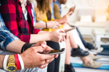 Akıllı telefon kullanan çok kültürlü arkadaşlar - Bir grup insan