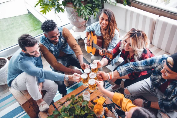 Gruppe gemischter Menschen, die Spaß daran haben, selbstgebrautes Bier zu bejubeln und zu spielen — Stockfoto