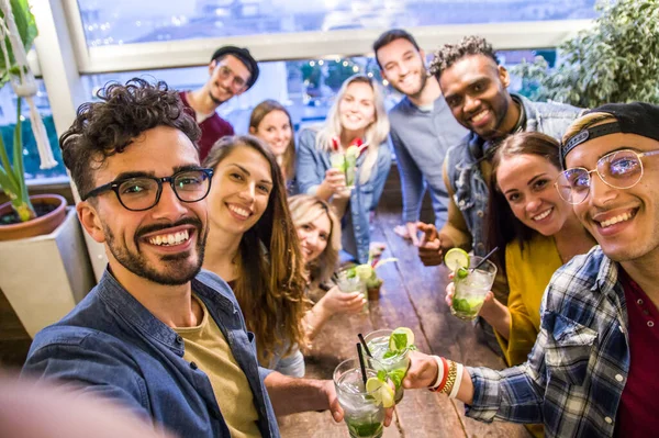 Szczęśliwi przyjaciele robią sobie selfie w restauracji pijąc koktajle — Zdjęcie stockowe