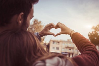 Mutlu romantik çift sevişiyor