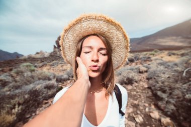 Birbirlerine aşık çiftler tatilde öpüşüp koklaşıyorlar. Bir dağı keşfediyorlar.