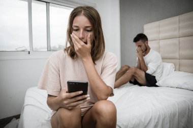 Üzgün kadın, erkek arkadaşının ihanetini telefonunu gözetleyerek öğreniyor.