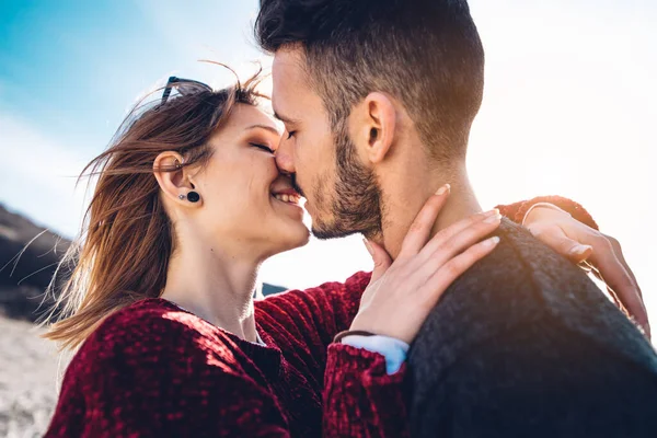 Чуттєва пара в любові цілується на відкритому повітрі — стокове фото