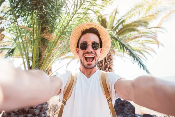 Glad upphetsad man ta en selfie på semester på en tropisk ö — Stockfoto