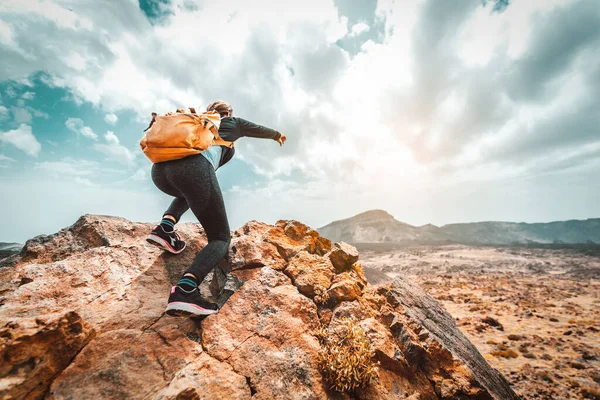 Femme Randonneur Avec Sac Dos Grimpe Une Montagne Pointant Vers — Photo