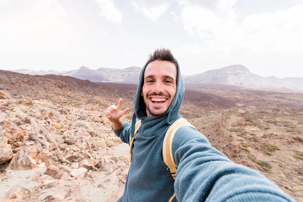 Happy randonneur prend un selfie sur le sommet de la montagne . — Photo