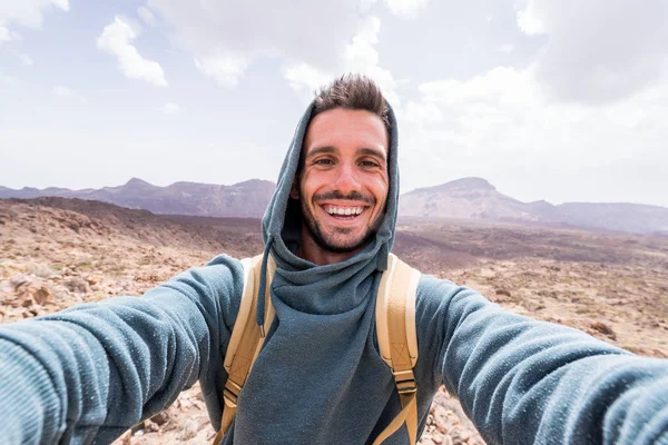 Beau randonneur prenant un selfie randonnée une montagne à l'aide de son smartphone — Photo