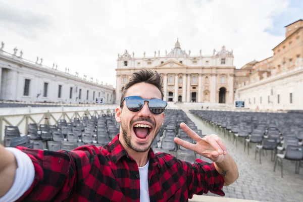 Heureux touriste prendre un selfie à la basilique Saint-Pierre à Rome , — Photo