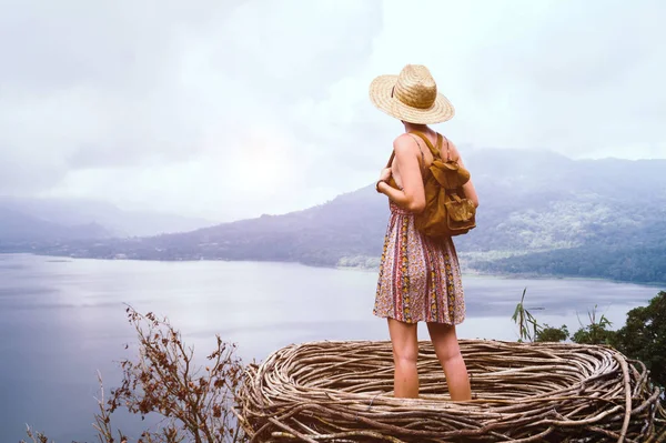 Mujer Joven Viajero Sombrero Con Mochila Pie Muelle Lago —  Fotos de Stock