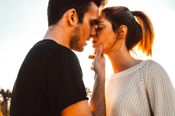 爱的情侣在日落时亲吻户外 关于人 爱和生活方式的概念 — 图库照片
