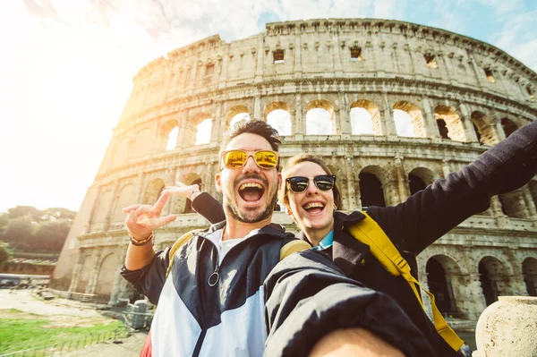 Heureux Couple Caucasien Prend Selfie Souriant Caméra Face Colosseum Rome — Photo