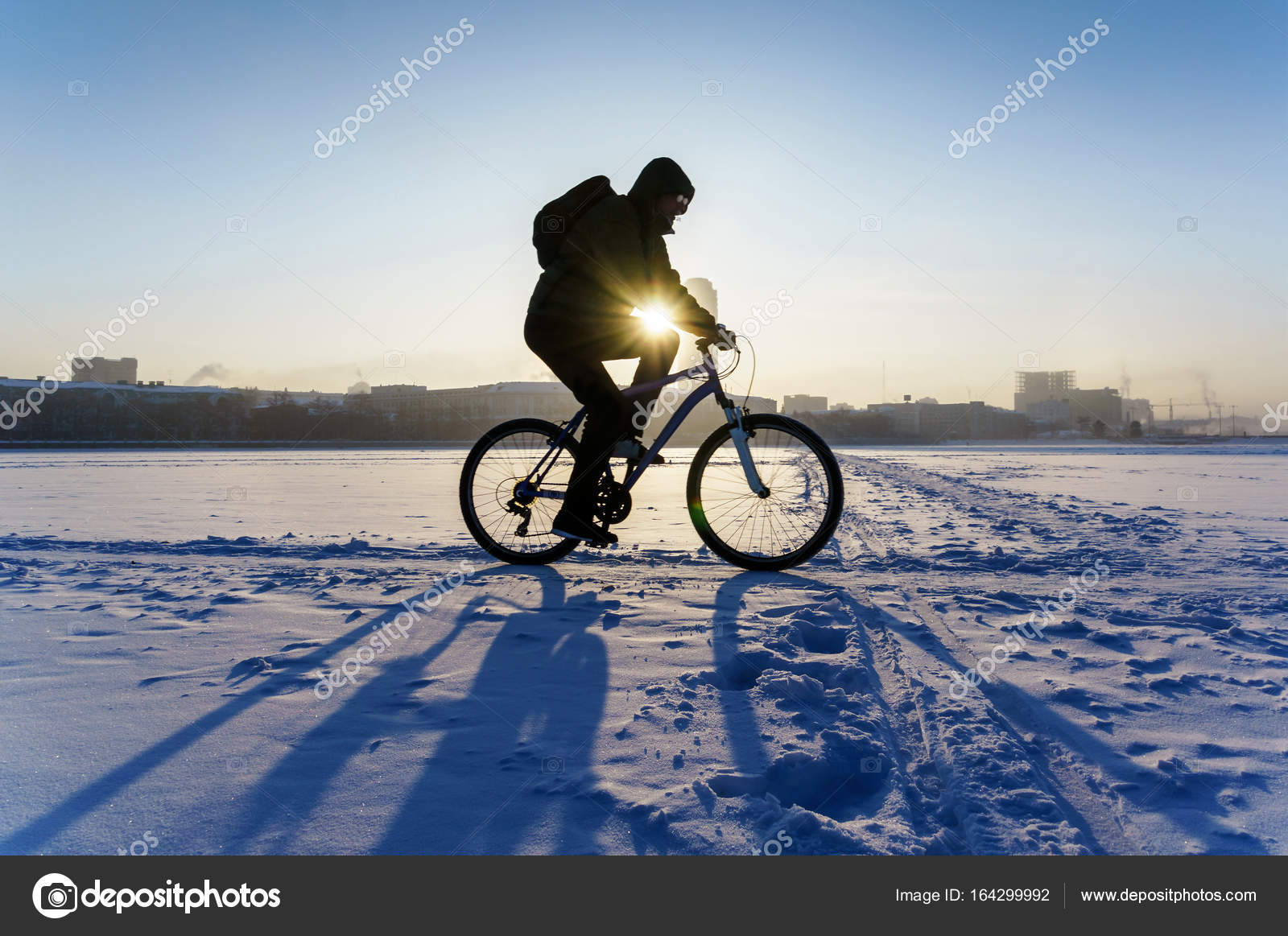自転車を越える 冷凍エカチェリンブルグの凍りつくような朝の池 ストック写真 C Karcusha751 Gmail Com 自転車を越える 冷凍エカチェリンブルグの凍りつくような朝の池 ストック写真 C Karcusha751 Gmail Com