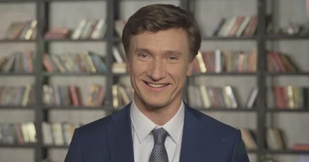 Portrait au ralenti d'un homme d'affaires mignon et heureux qui rit au bureau. Série Homme d'affaires. 4k 4096x2160 . — Video