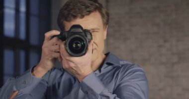 Başarılı fotoğrafçı profesyonel kamera ile fotoğraf yapma portresi hareket yavaş. İşadamı serisi. 4k Uhd 4096 x 2160.
