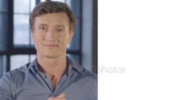 Başarılı işadamı portresi yavaş beyaz bilgi panelinin içine perde çeker. Metin, Resimler, videolar için kullanışlıdır. İşadamı serisi. 4k Uhd 4096 x 2160.