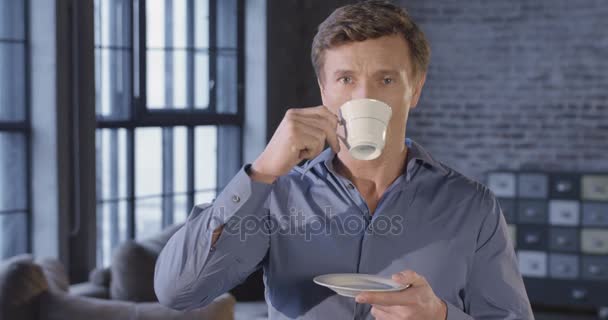 Långsam rörelse porträtt av framgångsrik affärsman dricka te leende. Affärsman-serien. 4k Uhd 4096 x 2160. — Stockvideo