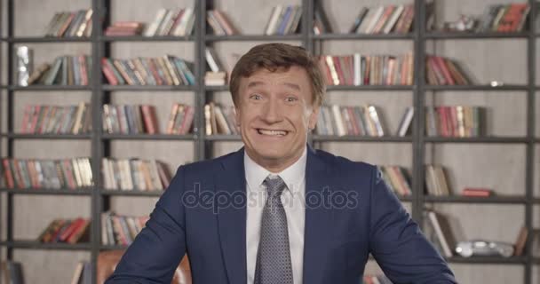 Grande vitória! Slow Motion Portrait of Very Happy Successful Cheering Man Jogando dinheiro para cima, mãos em ascensão celebrando sua vitória bem sucedida com um monte de euros. Businessman Series. 4K UHD 4096x2160 . — Vídeo de Stock