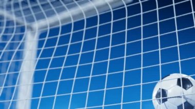 Güzel futbol topu içine hedefi Net yavaş mavi akşam gökyüzü altında uçuyor. Futbol gol an 3d animasyon. 4k Uhd 3840 x 2160.