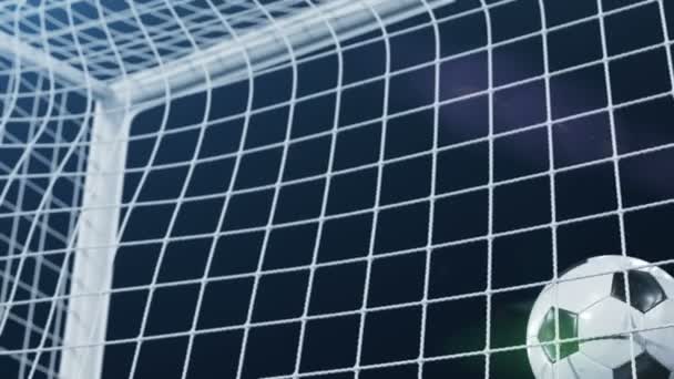 Pallone da calcio che vola in Goal Net e gira in Net in slow motion. Fondo nero e brillamenti. Sport Concept. Bella animazione 3D di calcio del momento obiettivo. 4k Ultra HD 3840x2160 . — Video Stock