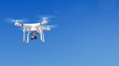 Mavi gökyüzünde uçan Quadcopter ve her yerde onun fotoğraf makinesi ile filme. Modern elektronik kavramı. 4k Uhd 3840 x 2160.