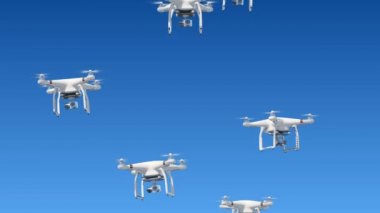 Bir sürü dronlar yükselen kadar mavi gökyüzünde ve kameralarla çekim. Yeşil ekran ve alfa maskesi ile 3D animasyon ilmekledi. Modern elektronik kavramı. 4k Uhd 3840 x 2160.