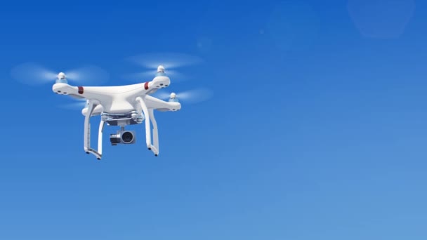Quadcopter flyger i den blå himlen och filma runt med sin kamera. Modern elektronik koncept. 4k Uhd 3840 x 2160. — Stockvideo