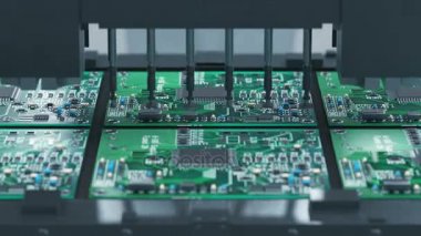 Robotik Kol elektronik devre kart tasarım ve üretimi Konveyör bant üzerinde. Otomatik elektronik çip üretimini.