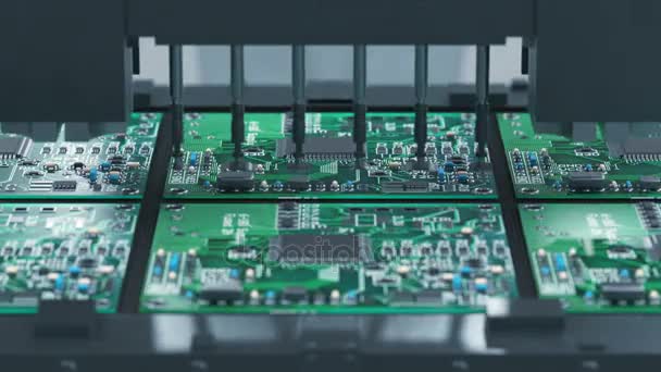 Robotic Arm Electronic Circuit Board Produksi di Sabuk Conveyor. Manufaktur Otomatis Chips Elektronik . — Stok Video