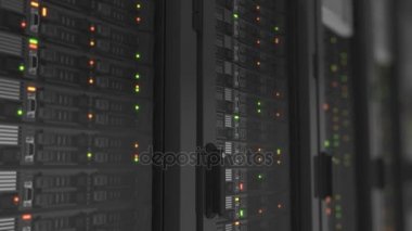 Yanıp sönen ışıklar sunucuları yakın çekim Modern veri merkezindeki çalışma hakkında. Cloud Computing veri depolama. Ağır 3d render. 3D animasyon ilmekledi. 4 k Ultra Hd 3840 x 2160.