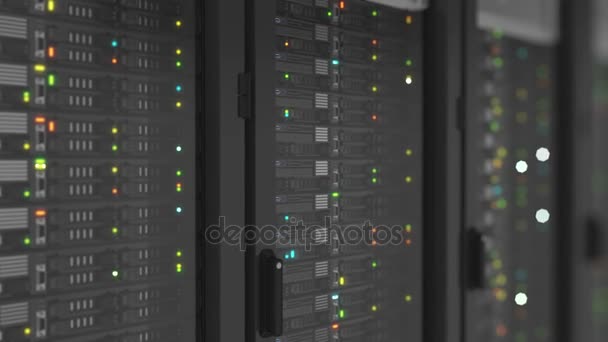 Hermosos servidores de primer plano en el centro de datos moderno. Renderizado 3D pesado. Cloud Computing Data Storage. Animación en bucle 3d. 4k UHD 3840x2160 . — Vídeo de stock