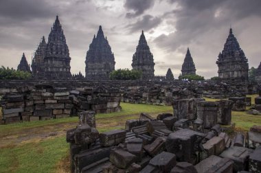 Candi Prambanan bir 9. yüzyıl Hindu tapınağıdır. Tapınak yerleşkesi Yogyakarta Merkez Java şehrinin kuzeydoğusunda yer almaktadır.