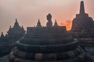 Borobudur, Endonezya 'nın başkenti Orta Cava' da yer alan bir 9. yüzyıl Mahayana Budist tapınağıdır. Anıt, merkezi bir kubbenin tepesinde altı kare ve üç dairesel olmak üzere dokuz adet üst üste yığılmış platformdan oluşuyor..