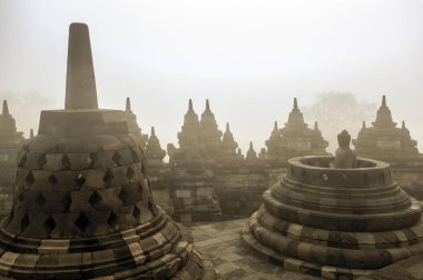 Borobudur, Endonezya 'nın başkenti Orta Cava' da yer alan bir 9. yüzyıl Mahayana Budist tapınağıdır. Anıt, merkezi bir kubbenin tepesinde altı kare ve üç dairesel olmak üzere dokuz adet üst üste yığılmış platformdan oluşuyor..