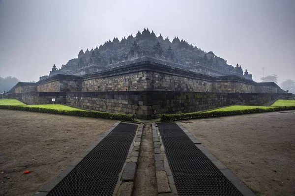 波罗布杜尔 Borobudur 是一座建于9世纪的大乘佛教寺庙 位于印度尼西亚爪哇中部的马格朗市 该纪念碑由9个堆叠的平台组成 6个正方形和3个圆形 顶部有一个中央穹顶 — 图库照片