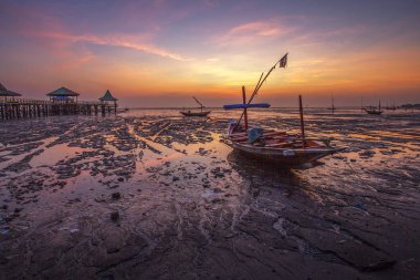 Surabaya, Endonezya 'nın Doğu Cava eyaletinin başkenti ve Jakarta' dan sonra ülkenin en büyük ikinci şehridir.. 