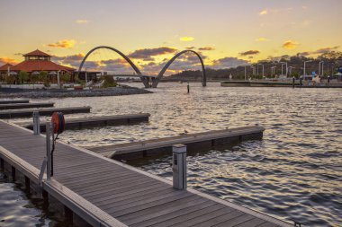 Elizabeth Quay, Avustralya 'nın Perth merkez iş bölgesinde bir geliştirme projesidir. Perth Water 'ın kuzey kıyısında yer alan ve Kuğu Çanları' nın merkezinde yer alan adanın adı, Kraliçe II. Elizabeth 'in Elmas Yıldönümü sırasında verilmiştir..