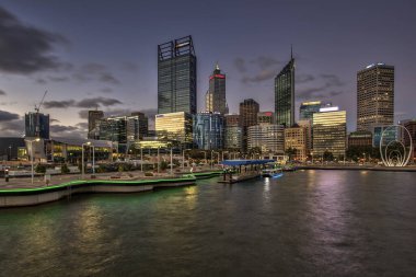 Elizabeth Quay, Avustralya 'nın Perth merkez iş bölgesinde bir geliştirme projesidir. Perth Water 'ın kuzey kıyısında yer alan ve Kuğu Çanları' nın merkezinde yer alan adanın adı, Kraliçe II. Elizabeth 'in Elmas Yıldönümü sırasında verilmiştir..