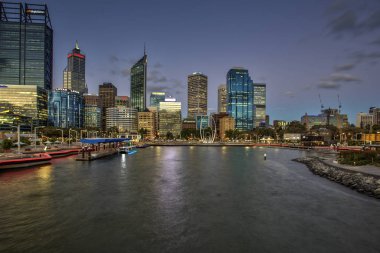 Elizabeth Quay, Avustralya 'nın Perth merkez iş bölgesinde bir geliştirme projesidir. Perth Water 'ın kuzey kıyısında yer alan ve Kuğu Çanları' nın merkezinde yer alan adanın adı, Kraliçe II. Elizabeth 'in Elmas Yıldönümü sırasında verilmiştir..