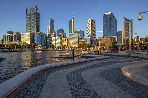 エリザベス Elizabeth Quay オーストラリアのパース中央ビジネス地区における開発プロジェクトである パース水の北岸に位置し ランドマークのスワンベルを中心に 彼女のダイヤモンドジュビリーの間にエリザベス2世の名誉にちなんで名付けられました — ストック写真