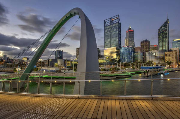 伊丽莎白 Elizabeth Quay 是澳大利亚珀斯中心商业区的一个开发项目 位于珀斯水北岸 以具有里程碑意义的天鹅钟为中心 在伊丽莎白女王的钻石禧年期间以她的名字命名 以纪念她 — 图库照片