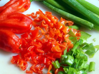 Kırmızı biber ve soğan. Tam ve doğranmış sebzeler. Organik yiyecekler