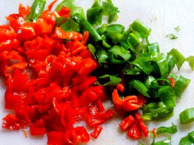 Doğranmış kırmızı biber ve soğan. Organik yiyecekler