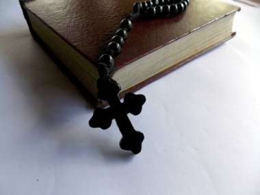 İncil. Tanrı 'nın sözü ve haç. Tahta Tespih. Din ve inanç