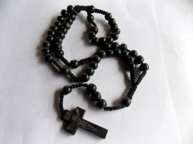 Beyaz arka planda ahşap tespih. Katoliklik sembolü