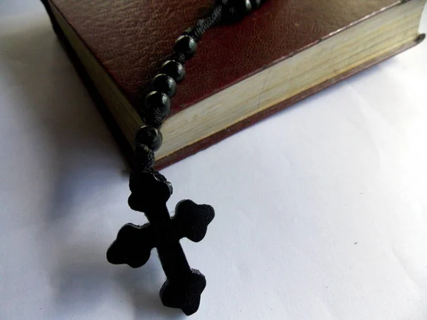 Biblia Kereszt Gyöngyök Kereszténység Szimbólumok — Stock Fotó