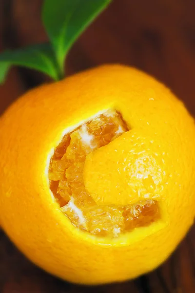 Close Van Een Sinaasappel Met Letter Gesneden Het Vertegenwoordigen Van — Stockfoto
