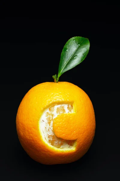 Close Uma Laranja Com Letra Fundo Escuro Representando Vitamina — Fotografia de Stock