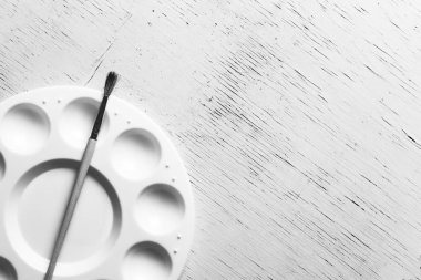 Tek renkli ressamlar fırça ve palet rustik ahşap yüzey üzerinde