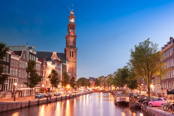 Канал и Вестеркерк в Амстердаме — стоковое фото