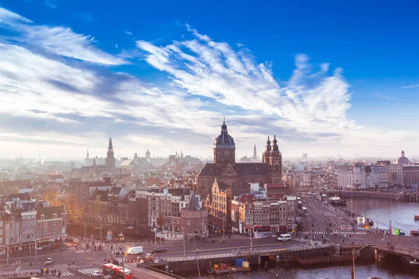 A fenti Amsterdam a történelmi központ — Stock Fotó